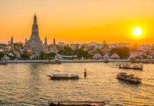 Romantic Riverside Dining in Bangkok: Watch 2024 New Year’s Fireworks with Loved Ones wat arun bangkok